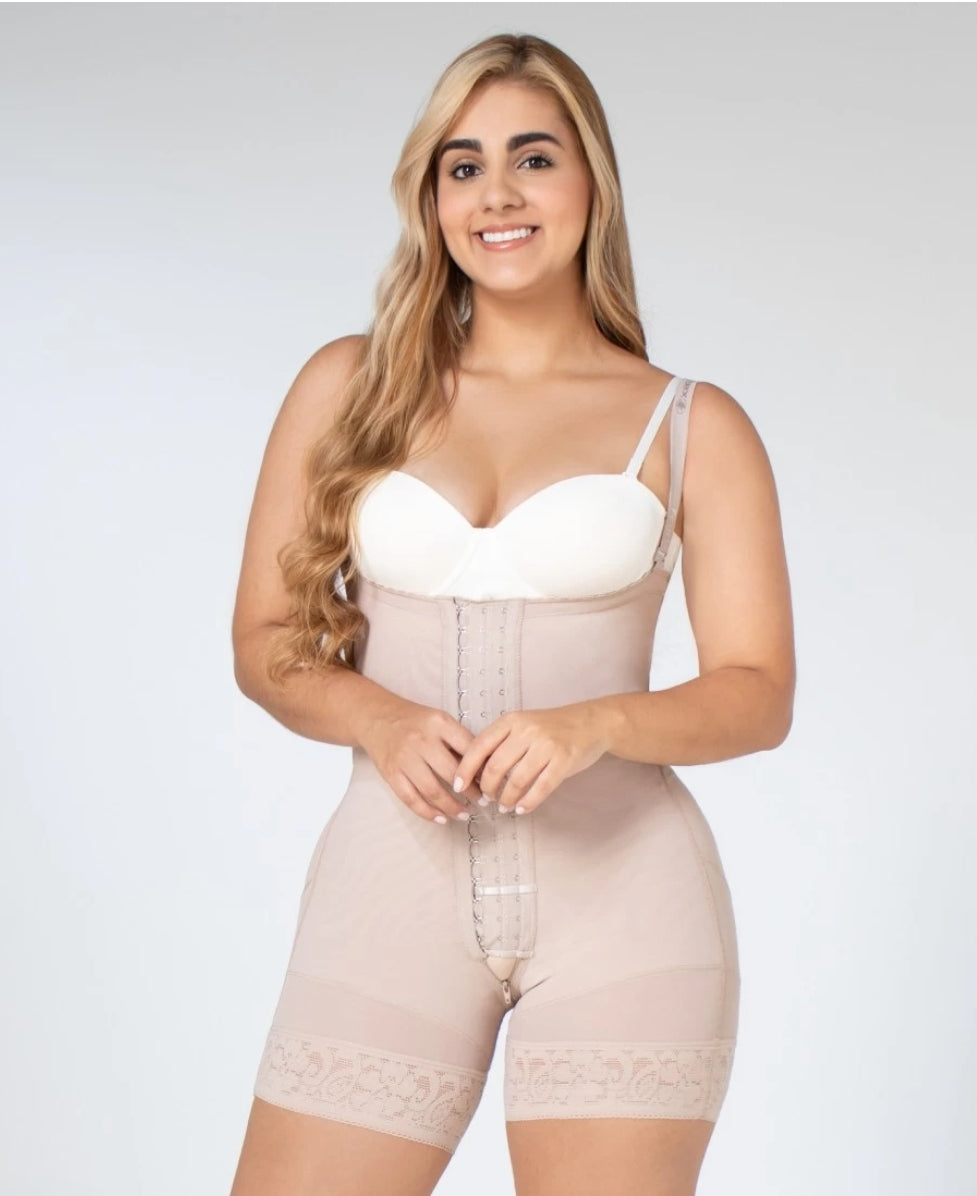 Faja estraple con short media pierna. Referencia 021531 Beis.