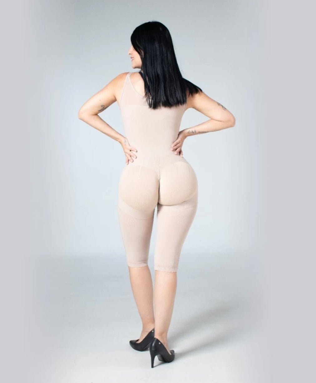 Faja hasta rodilla cuatro broches con cierre espalda alta, beige. Referencias 022991beis.