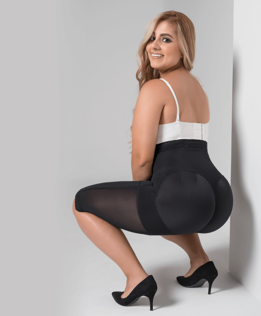 Levantacola negro a la rodilla con pretina talle alto. Referencia 034571 Negra.